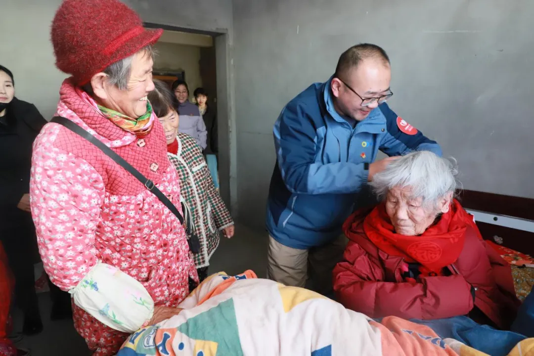 帮扶慰问送关怀 岁寒情深暖人心 | 第十五季“大爱星空体育网页版,星空体育（中国）官方网站登录界面 情暖高新”第一站