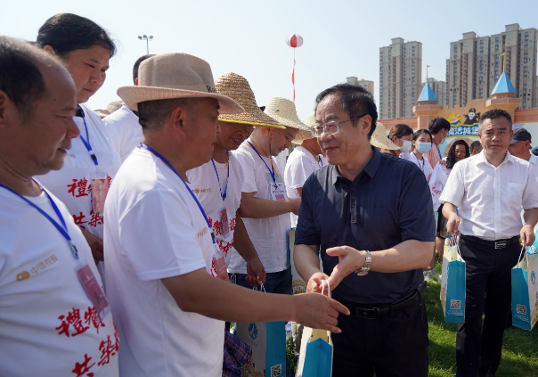 2021年度星空体育网页版,星空体育（中国）官方网站登录界面控股集团关爱农民工公益活动新闻媒体汇编