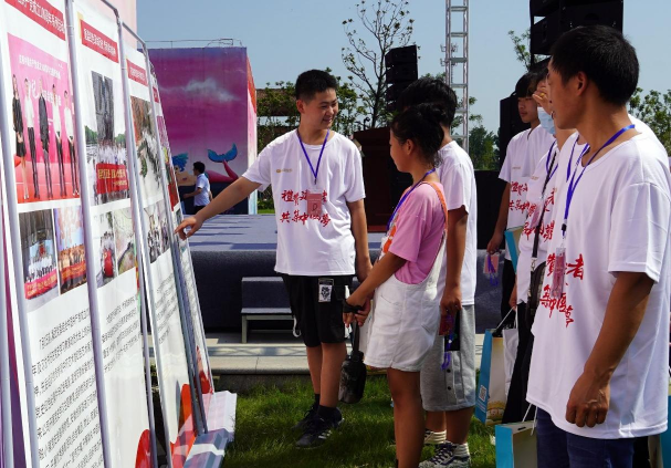 2021年度星空体育网页版,星空体育（中国）官方网站登录界面控股集团关爱农民工公益活动新闻媒体汇编