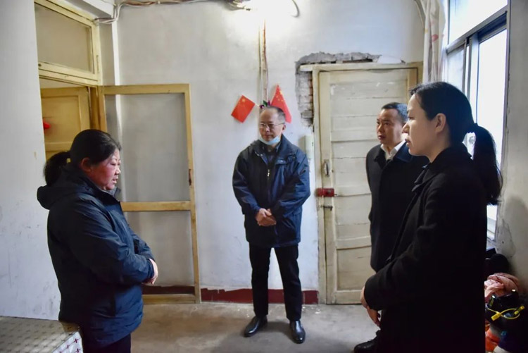 “星空体育网页版,星空体育（中国）官方网站登录界面之家”送温暖 集团领导节前慰问困难员工