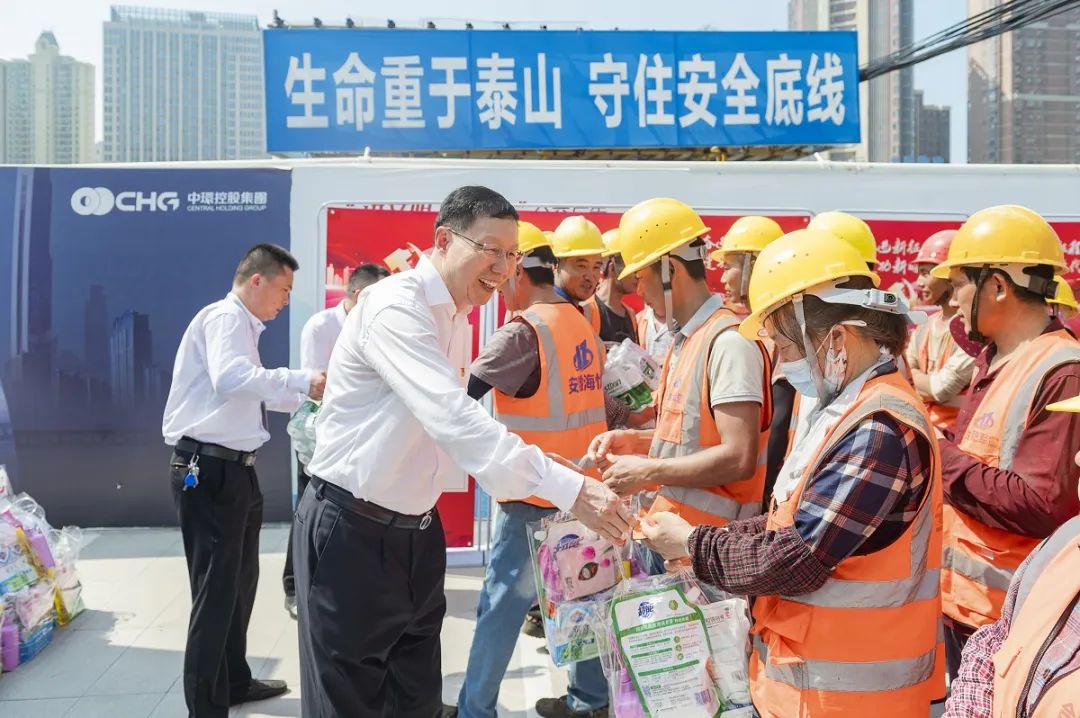 礼赞建设者 奋进新征程 | 星空体育网页版,星空体育（中国）官方网站登录界面控股集团开展2022年度关爱一线建筑工人公益活动