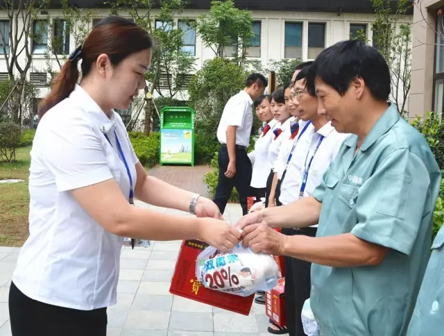 星空体育网页版,星空体育（中国）官方网站登录界面控股集团工会夏日送清凉在行动 集团领导慰问一线员工