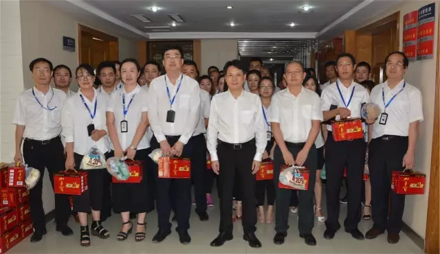 星空体育网页版,星空体育（中国）官方网站登录界面集团工会夏日送清凉在行动 董事局主席余竹云亲切慰问一线员工