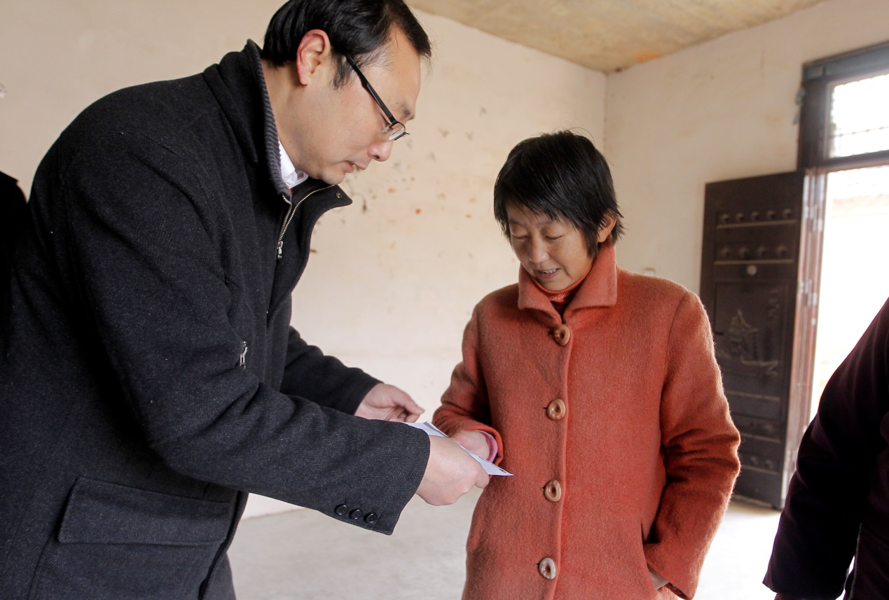 星空体育网页版,星空体育（中国）官方网站登录界面集团“大爱星空体育网页版,星空体育（中国）官方网站登录界面 情暖肥东”第一站——慰问撮镇镇贫困群众