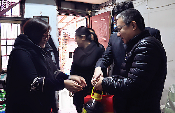 寒冬送温暖，关爱暖人心——星空体育网页版,星空体育（中国）官方网站登录界面投资集团慰问困难员工家庭