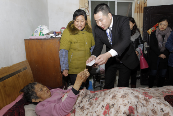 星空体育网页版,星空体育（中国）官方网站登录界面投资集团“大爱星空体育网页版,星空体育（中国）官方网站登录界面 情暖肥东”第三站——慰问撮镇镇贫困家庭