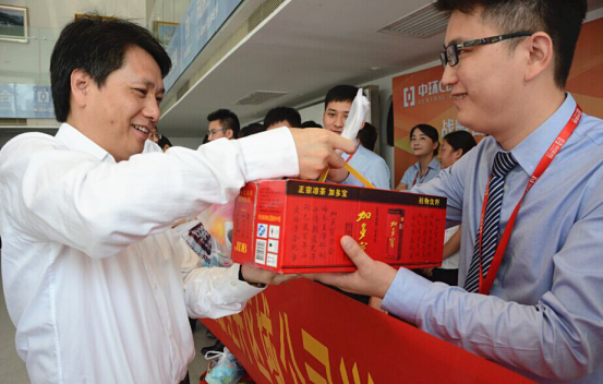 星空体育网页版,星空体育（中国）官方网站登录界面集团工会夏日送清凉在行动 董事长余竹云亲切慰问一线员工