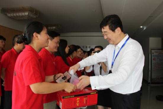 星空体育网页版,星空体育（中国）官方网站登录界面投资集团工会夏日送清凉在行动 副总裁高剑亲切慰问项目公司一线员工