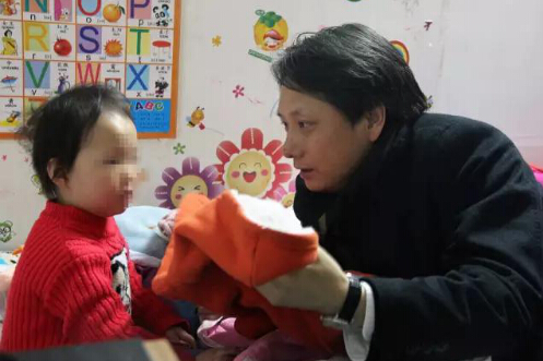 大爱星空体育网页版,星空体育（中国）官方网站登录界面 雪中送炭 董事长余竹云慰问关怀三胞胎残疾儿童