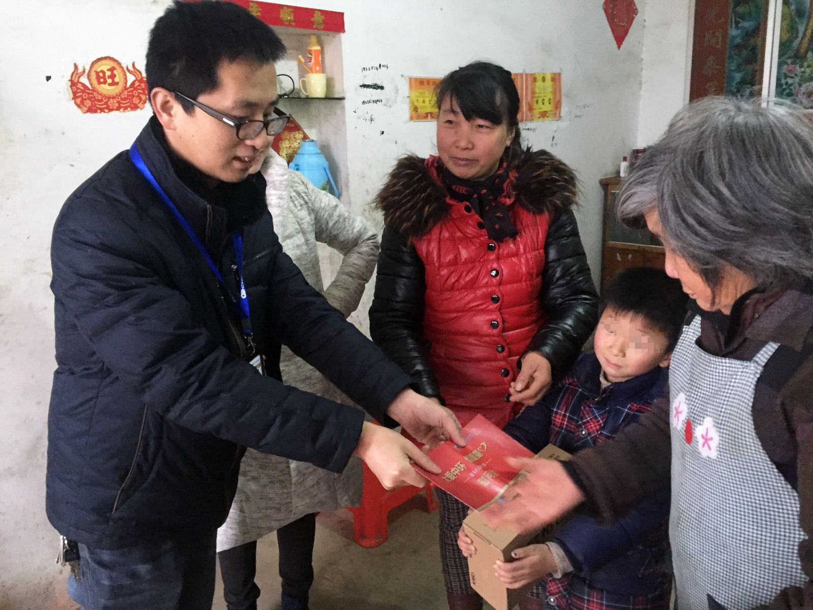 大爱星空体育网页版,星空体育（中国）官方网站登录界面 情暖童心 星空体育网页版,星空体育（中国）官方网站登录界面投资集团志愿者团队小寒之日踏上爱心之路