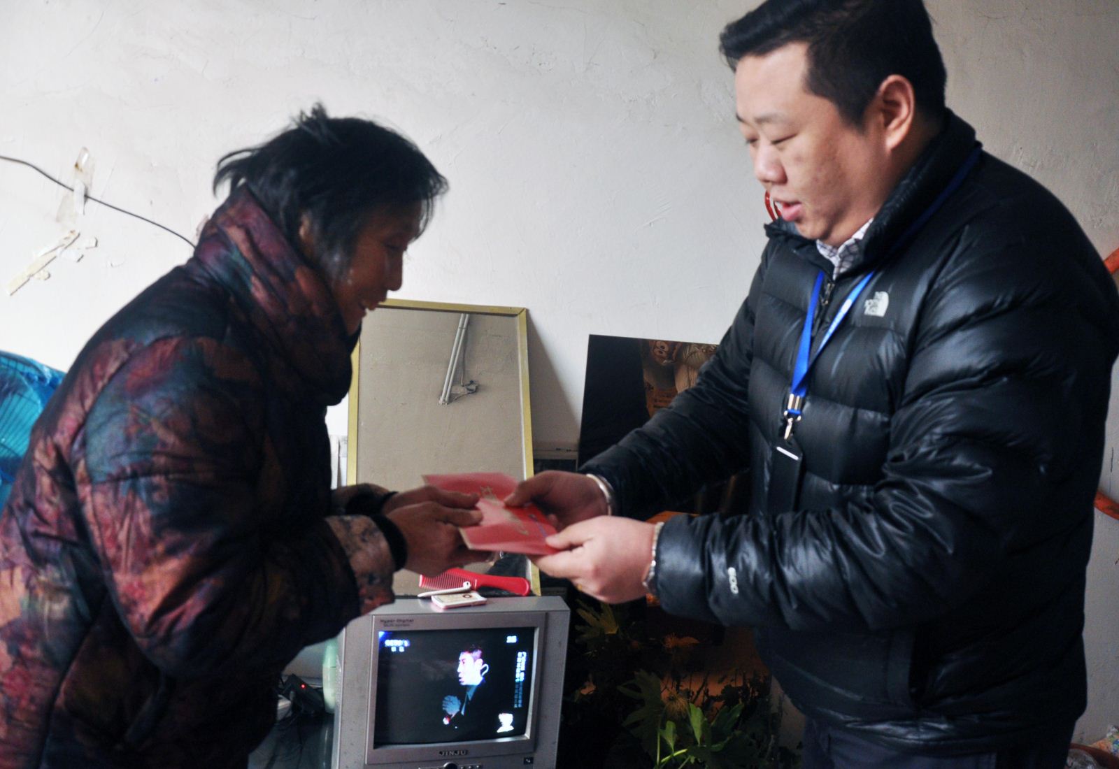 大爱星空体育网页版,星空体育（中国）官方网站登录界面 情暖童心 “暖冬行动”第二站看望留守家庭　老人弱儿令人揪心