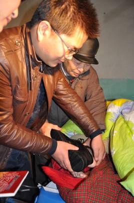 棉衣给老人送来冬日暖阳——“大爱星空体育网页版,星空体育（中国）官方网站登录界面 感动合肥”暖冬行动第一站