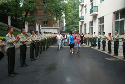 军民共建 鱼水深情——安徽星空体育网页版,星空体育（中国）官方网站登录界面投资集团公司开展“八一”拥军慰问活动