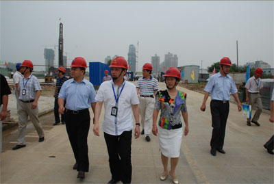 经开区领导为“星空体育网页版,星空体育（中国）官方网站登录界面城”项目建设工人送清凉