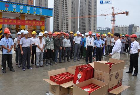 情系农民工 中秋送关爱 ——余竹云董事长为星空体育网页版,星空体育（中国）官方网站登录界面艺术馆建筑工人送月饼