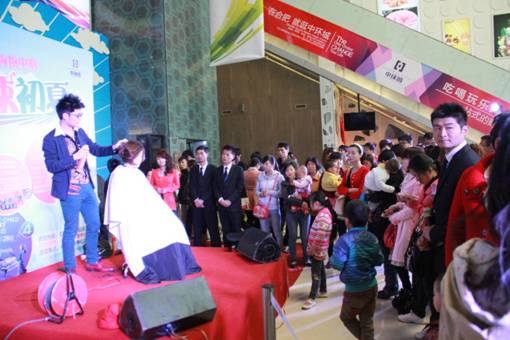 美女变身计、清凉T台秀、我爱猜猜猜……星空体育网页版,星空体育（中国）官方网站登录界面购物中心上演“热辣初夏”系列活动