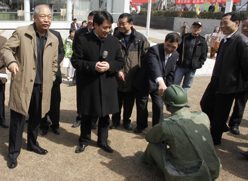 全国人大考察团视察星空体育网页版,星空体育（中国）官方网站登录界面城农民工普法学校