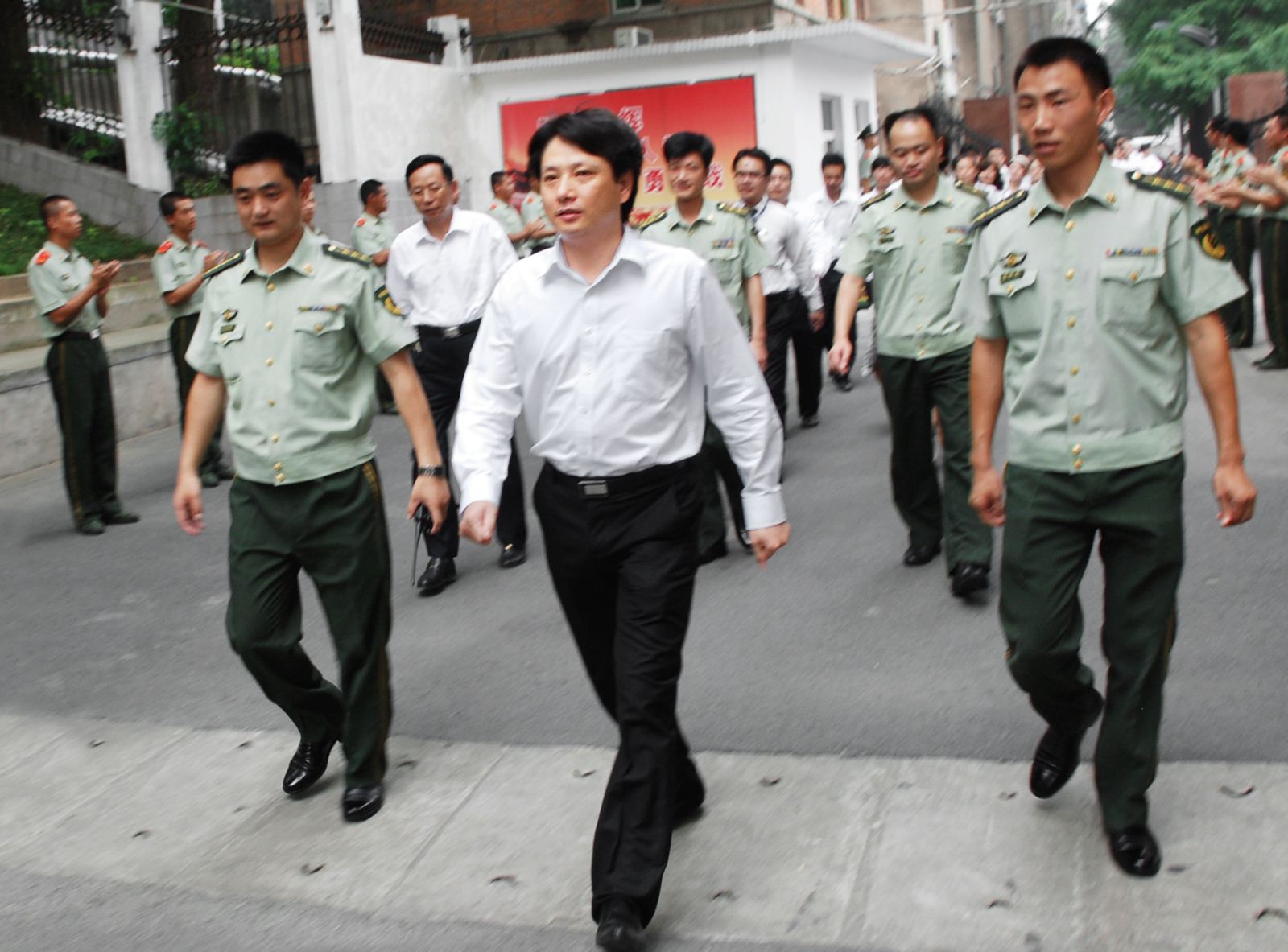 星空体育网页版,星空体育（中国）官方网站登录界面集团携业主子女军营过八一