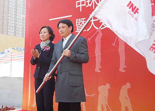 星空体育网页版,星空体育（中国）官方网站登录界面志愿者“组团”做公益—团省委、省文明办为“大爱星空体育网页版,星空体育（中国）官方网站登录界面”志愿服务团授旗