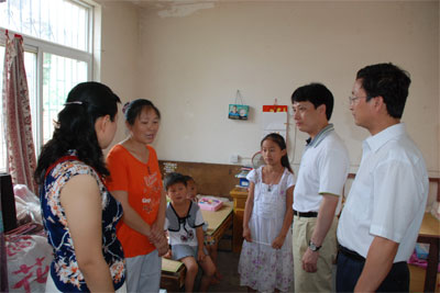 我司领导探望“星空体育网页版,星空体育（中国）官方网站登录界面竹云助学基金”救助儿童