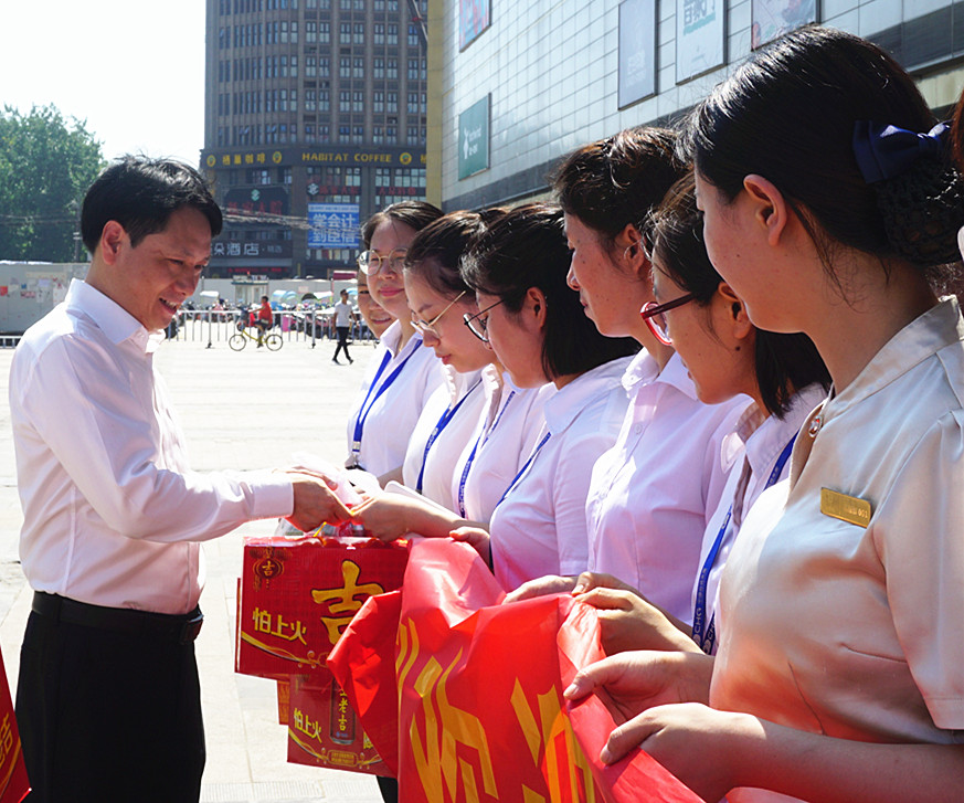 星空体育网页版,星空体育（中国）官方网站登录界面控股集团工会夏日送清凉在行动  董事长余竹云亲切慰问一线员工