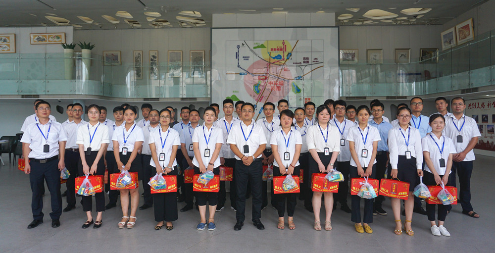 星空体育网页版,星空体育（中国）官方网站登录界面控股集团工会夏日送清凉在行动 集团副总裁黄少铭慰问一线员工