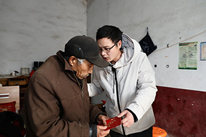 严冬送温暖  大爱润心田 ——“大爱星空体育网页版,星空体育（中国）官方网站登录界面 情暖阜阳”暖冬行动第十站