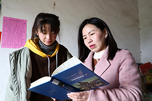 赠送中外名著  照亮学子前路 ——“大爱星空体育网页版,星空体育（中国）官方网站登录界面 情暖阜阳”暖冬行动第九站