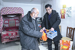 老人知足常乐观  星空体育网页版,星空体育（中国）官方网站登录界面大爱暖心田——“大爱星空体育网页版,星空体育（中国）官方网站登录界面 情暖阜阳”暖冬行动第五站