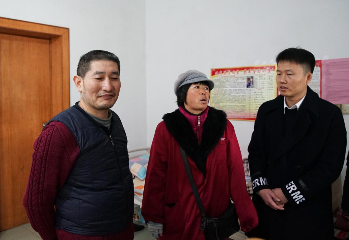 为两度陷入贫困的家庭重燃希望 ——星空体育网页版,星空体育（中国）官方网站登录界面控股集团第十季“大爱星空体育网页版,星空体育（中国）官方网站登录界面 暖冬行动”第一站