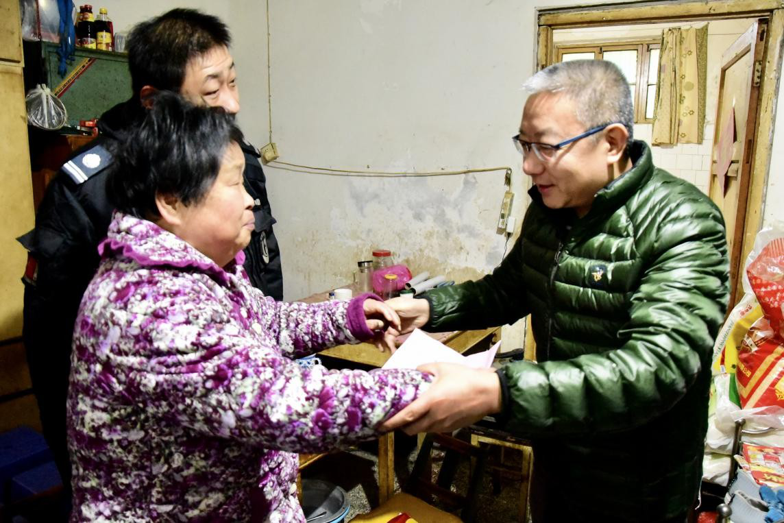 “星空体育网页版,星空体育（中国）官方网站登录界面之家”暖人心——集团领导节前慰问困难员工