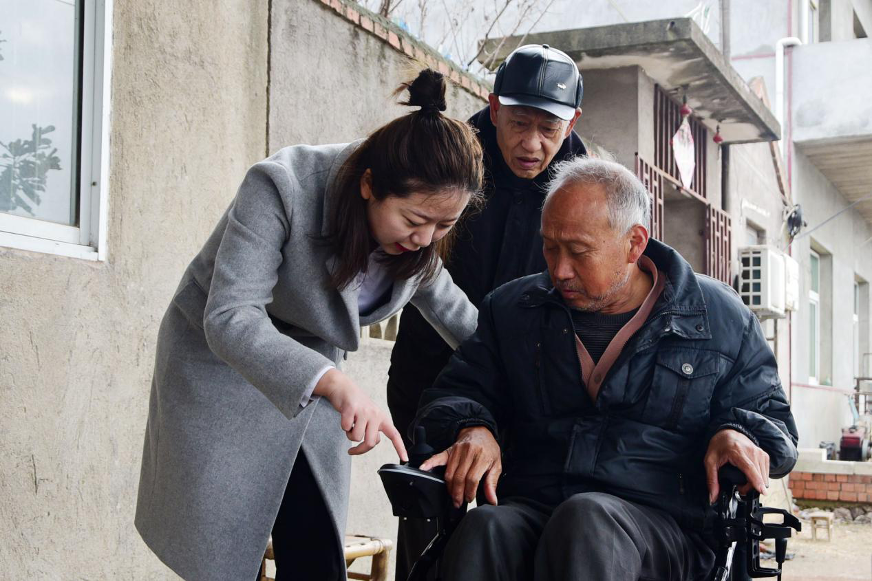 入户送轮椅 情暖他人心  ——星空体育网页版,星空体育（中国）官方网站登录界面控股集团第十季“大爱星空体育网页版,星空体育（中国）官方网站登录界面 暖冬行动”第六站