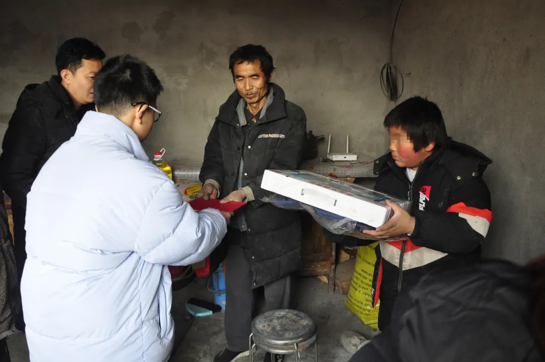 暖心帮扶孤贫少年——“大爱星空体育网页版,星空体育（中国）官方网站登录界面 学子同行”第十三站