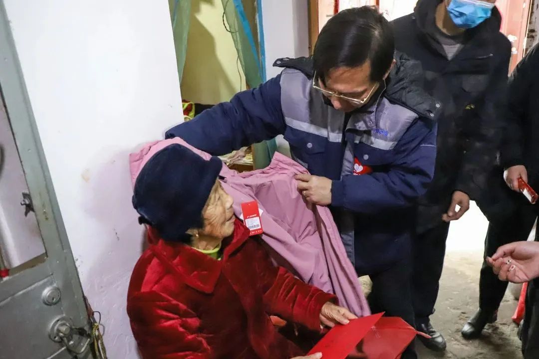 实现耄耋老人新年愿望 鼓励困难群众勇于面对——星空体育网页版,星空体育（中国）官方网站登录界面控股集团第十三季“大爱星空体育网页版,星空体育（中国）官方网站登录界面 暖冬行动”第一站