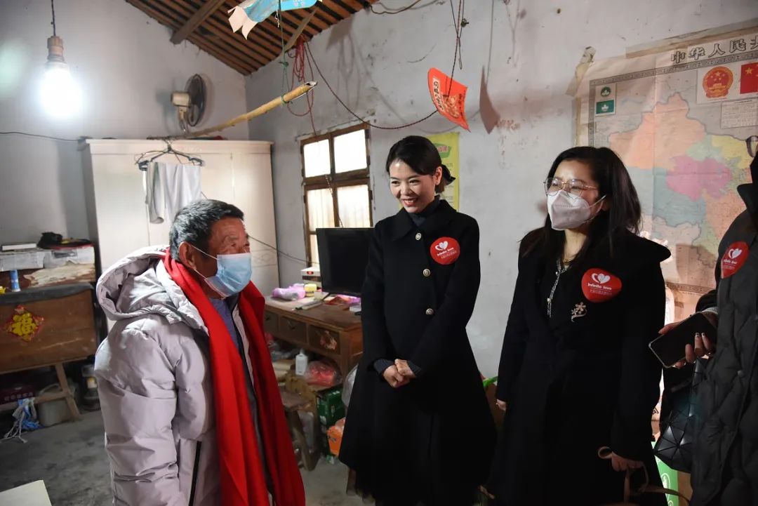 一条围巾一套书 暖心助力送上门——第十三季“大爱星空体育网页版,星空体育（中国）官方网站登录界面 暖冬行动”第三站